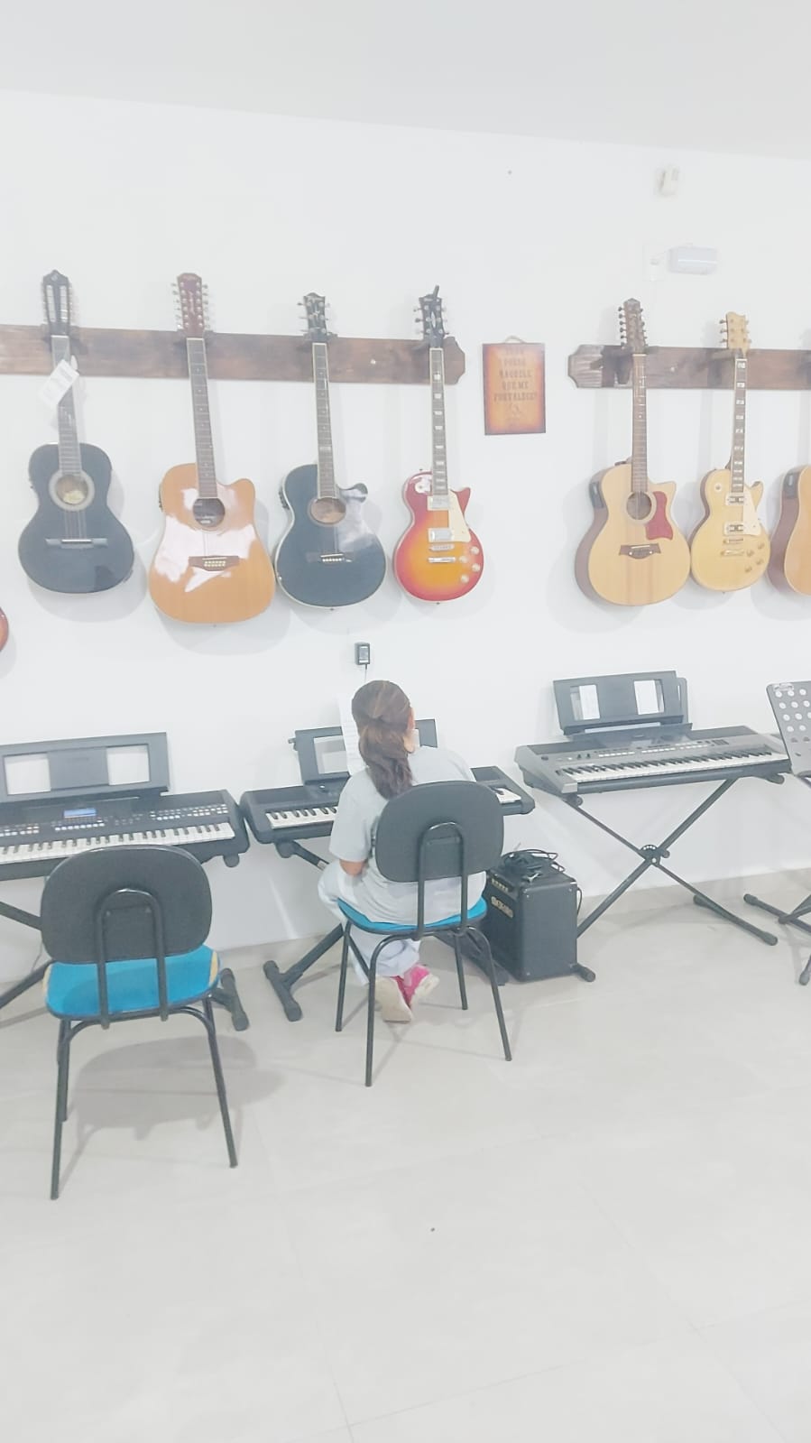 Sala de aula da Asafemusic, com instrumentos e teclados
