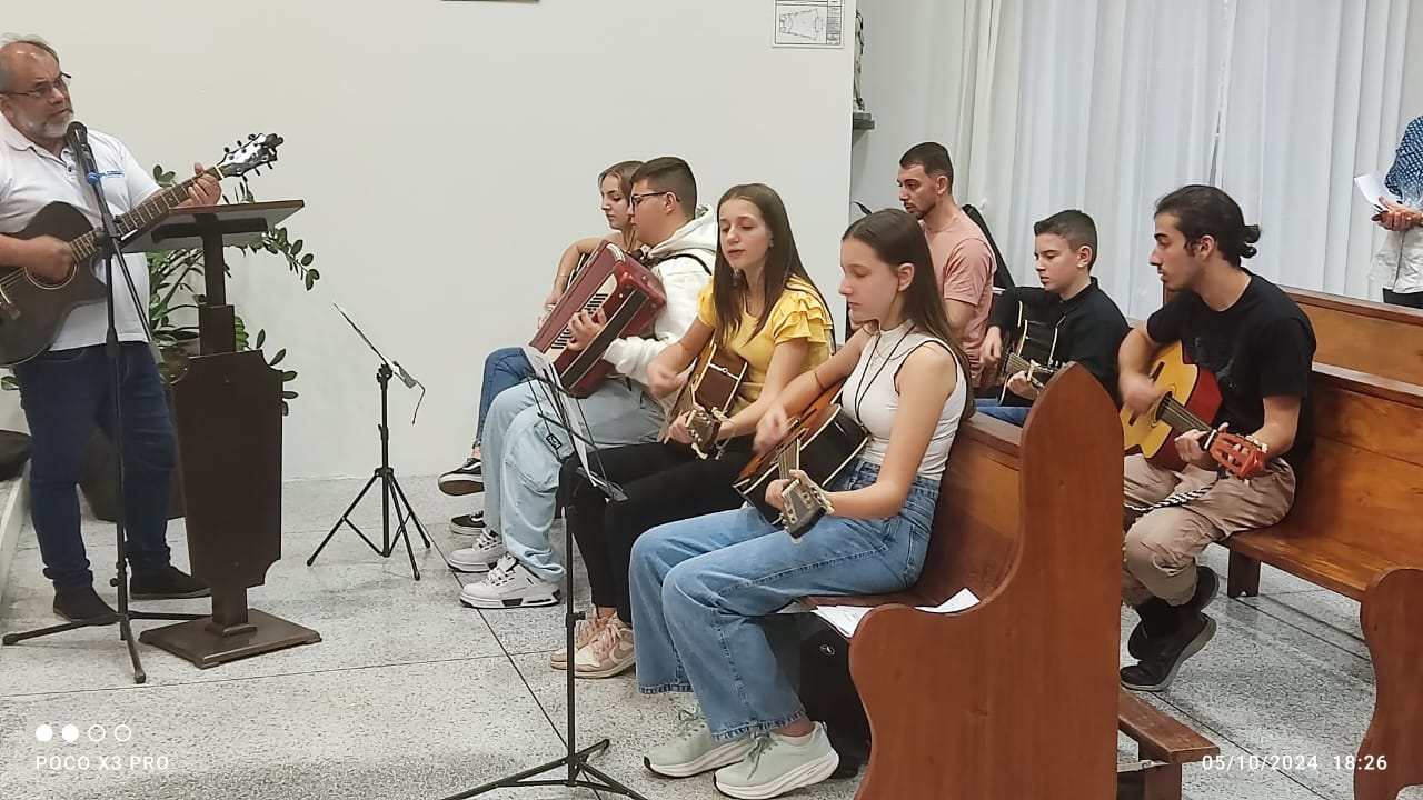 Grupo de alunos tocando juntos